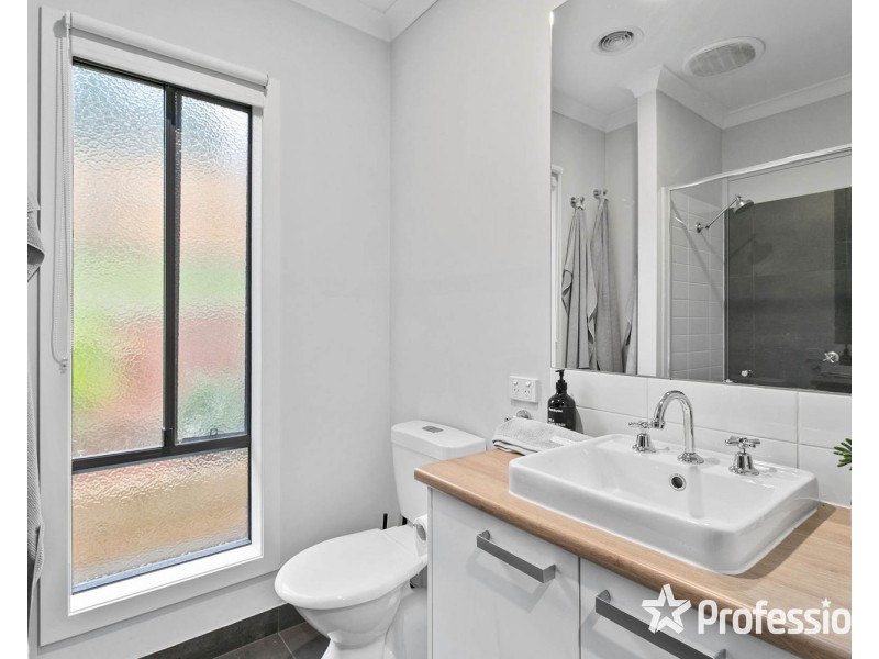 1 Guest House Close, Seville VIC 3139