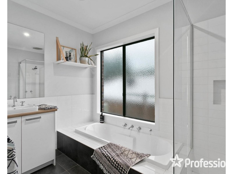 1 Guest House Close, Seville VIC 3139