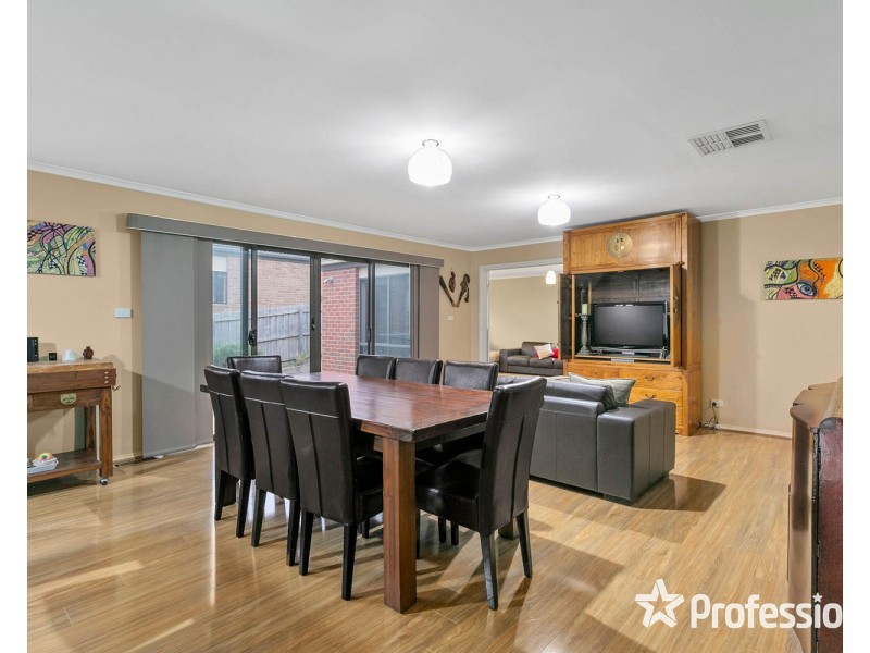 18 Regent Avenue, Mooroolbark VIC 3138