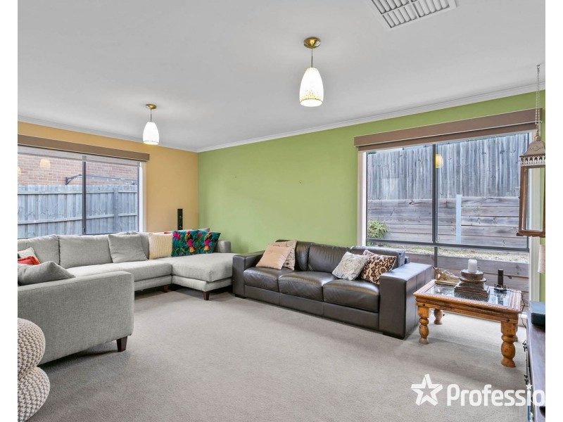 18 Regent Avenue, Mooroolbark VIC 3138