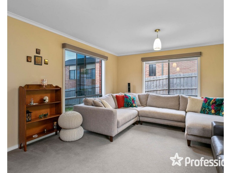 18 Regent Avenue, Mooroolbark VIC 3138