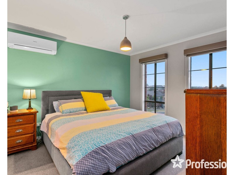 18 Regent Avenue, Mooroolbark VIC 3138