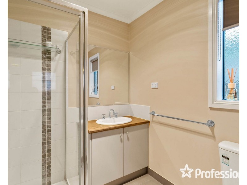 18 Regent Avenue, Mooroolbark VIC 3138