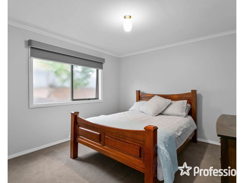 18 Regent Avenue, Mooroolbark VIC 3138