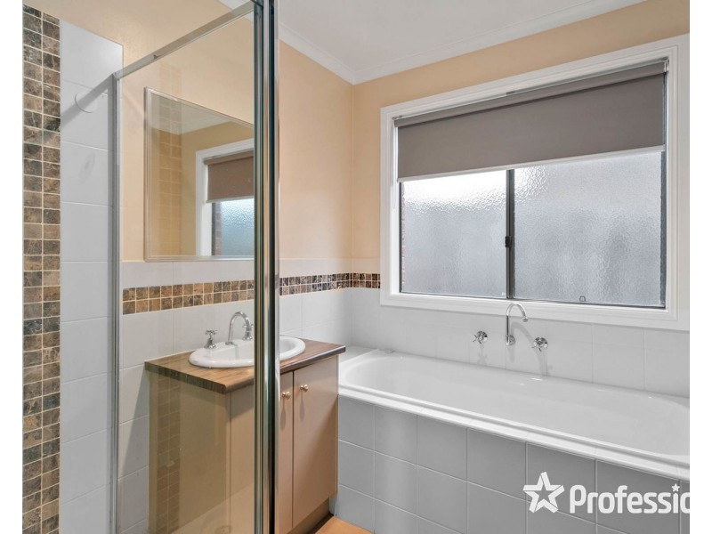 18 Regent Avenue, Mooroolbark VIC 3138