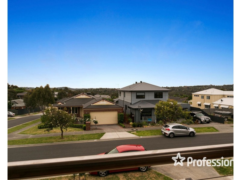 18 Regent Avenue, Mooroolbark VIC 3138