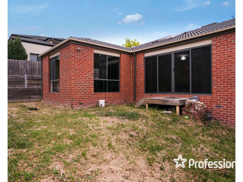18 Regent Avenue, Mooroolbark VIC 3138