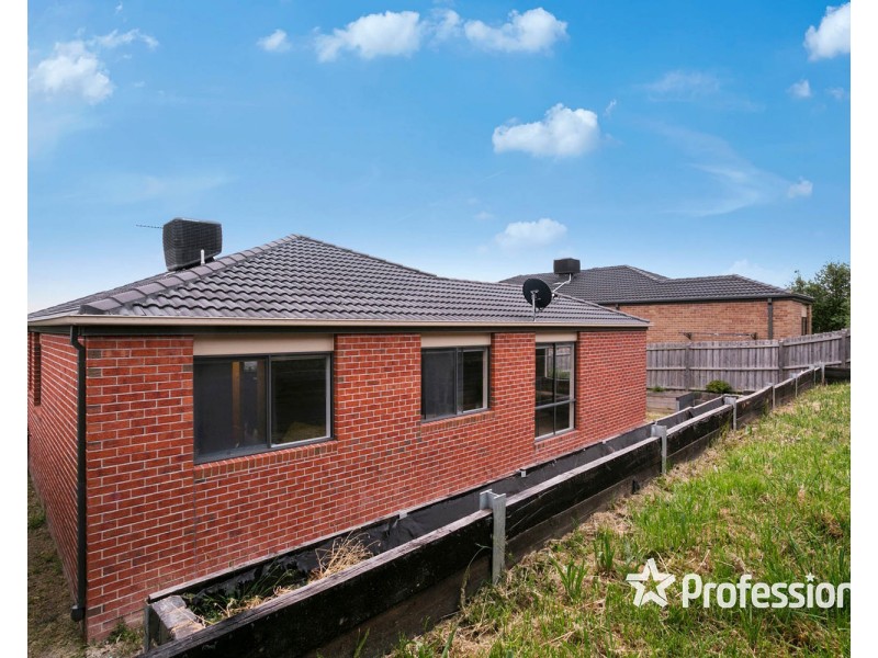 18 Regent Avenue, Mooroolbark VIC 3138