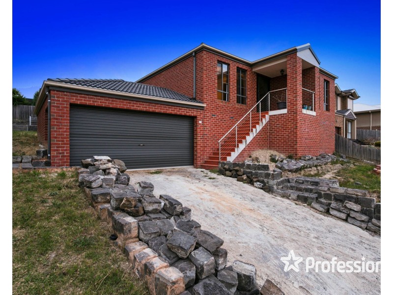 18 Regent Avenue, Mooroolbark VIC 3138