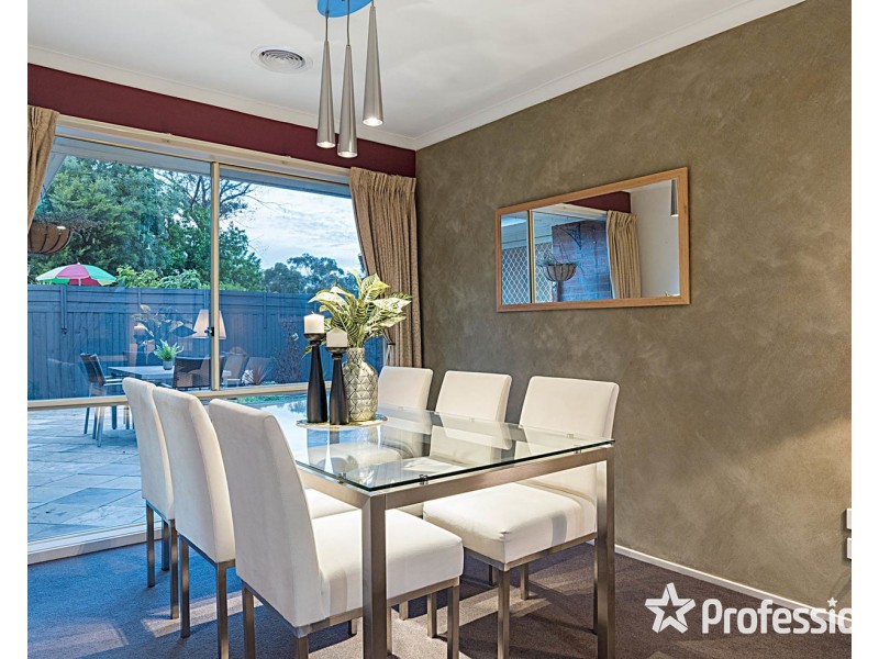 8 Snowgum Drive, Kilsyth South VIC 3137