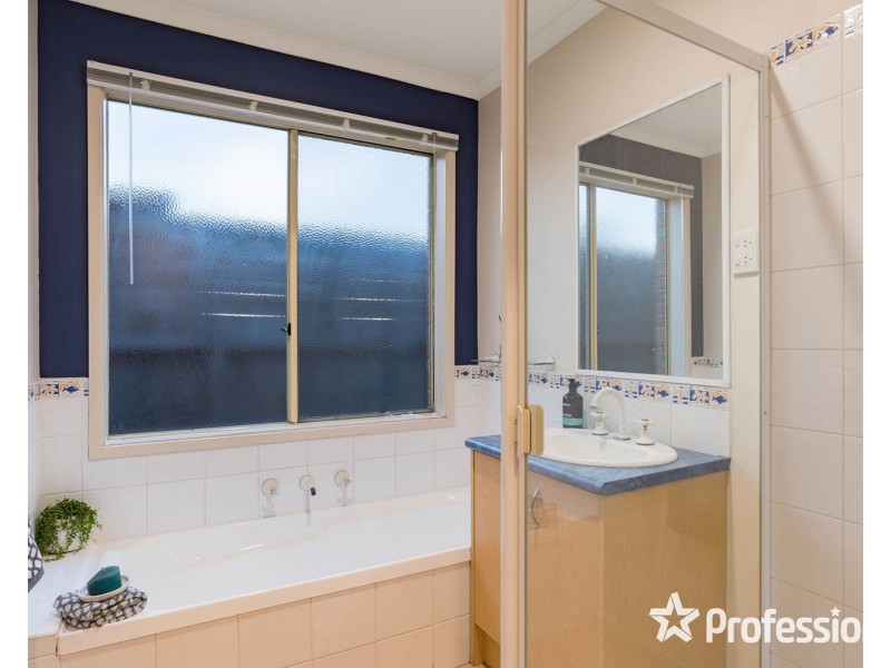 8 Snowgum Drive, Kilsyth South VIC 3137