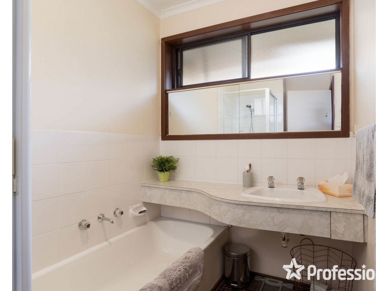 24 Ross Pincott Drive, Mooroolbark VIC 3138