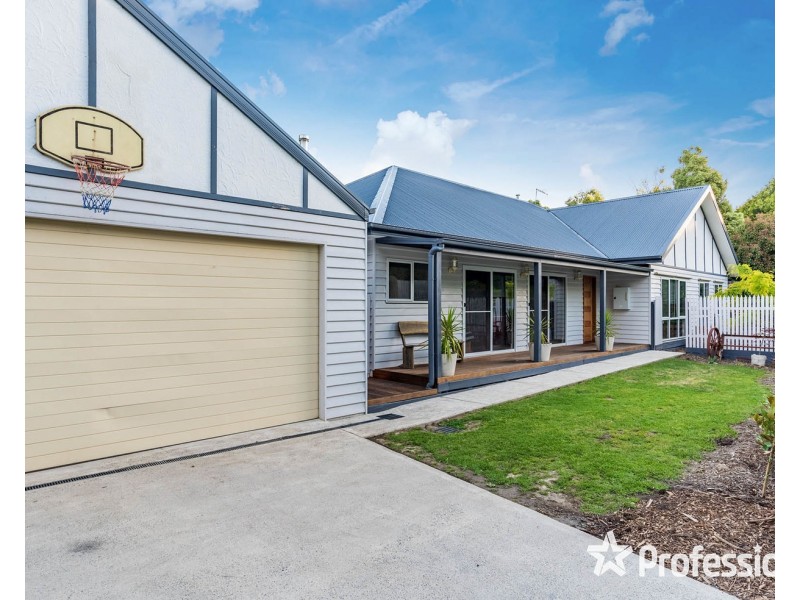 1 Nicholas Road, Wandin North VIC 3139