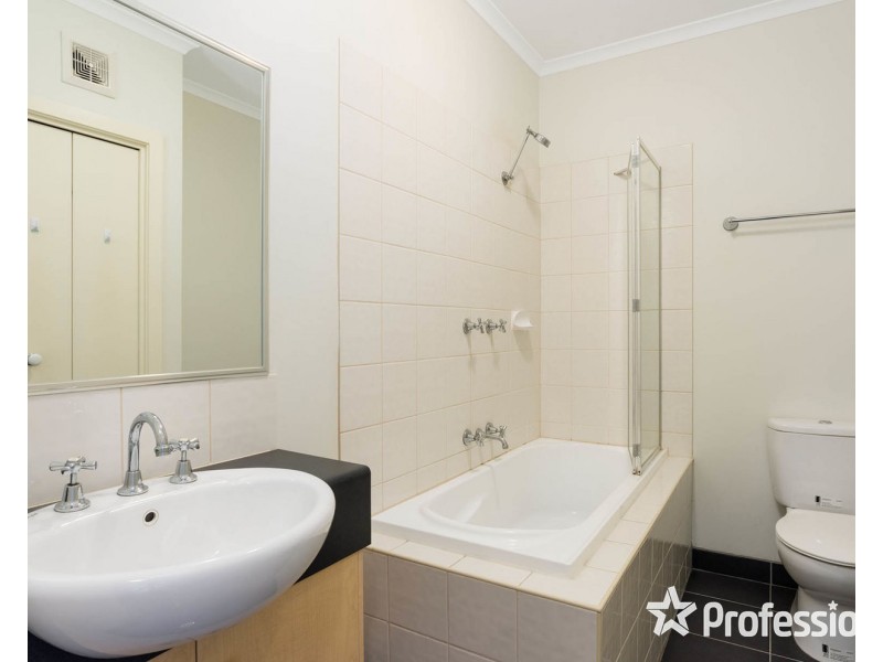 64/13-15 Hewish Road, Croydon VIC 3136