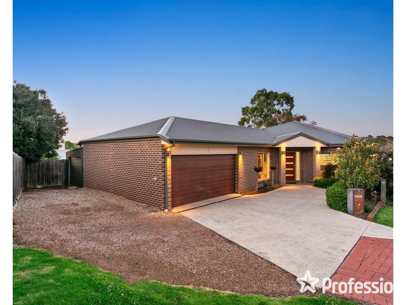 15 Freshfield Avenue, Mooroolbark VIC 3138
