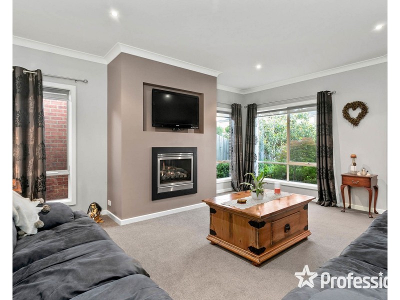 15 Freshfield Avenue, Mooroolbark VIC 3138