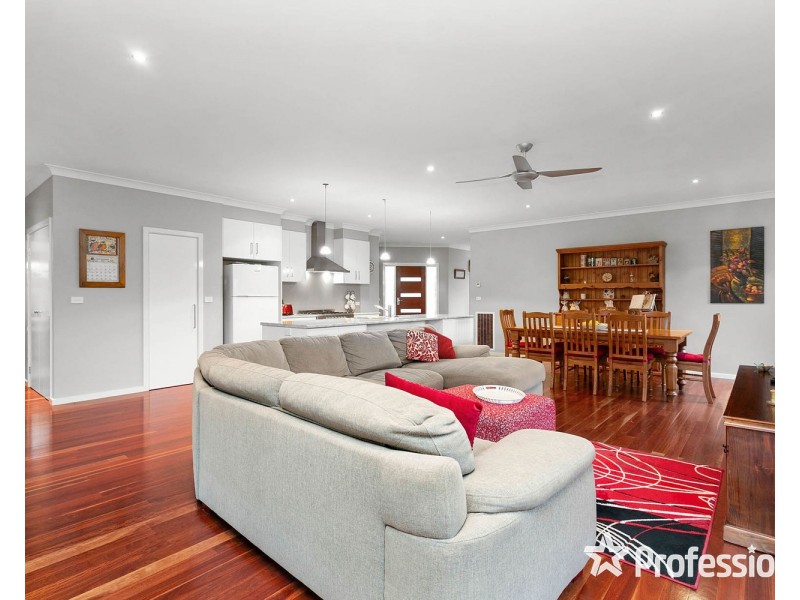 15 Freshfield Avenue, Mooroolbark VIC 3138