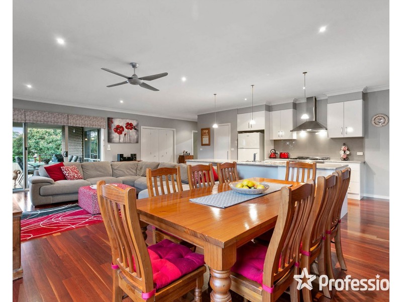 15 Freshfield Avenue, Mooroolbark VIC 3138