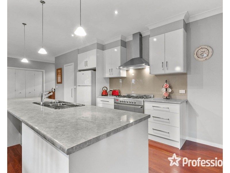 15 Freshfield Avenue, Mooroolbark VIC 3138