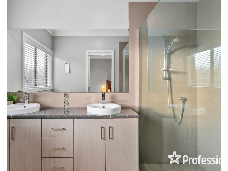 15 Freshfield Avenue, Mooroolbark VIC 3138