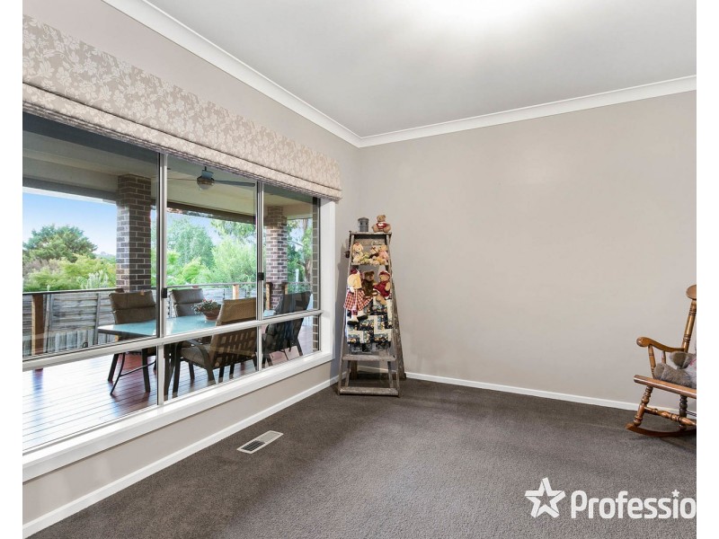 15 Freshfield Avenue, Mooroolbark VIC 3138