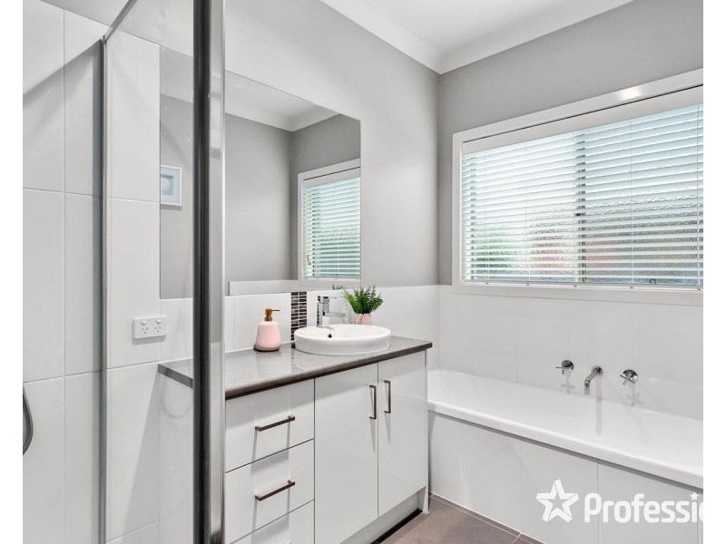 15 Freshfield Avenue, Mooroolbark VIC 3138