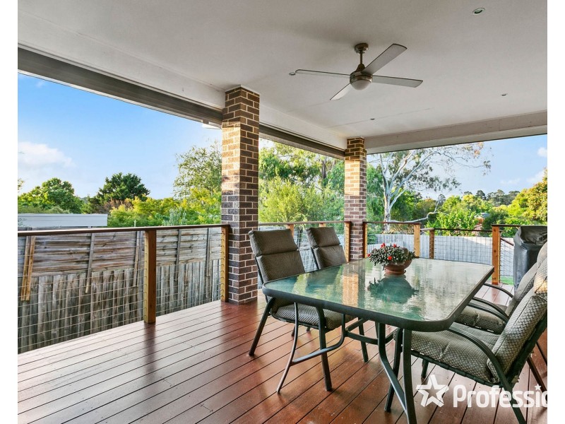 15 Freshfield Avenue, Mooroolbark VIC 3138