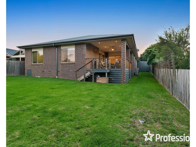 15 Freshfield Avenue, Mooroolbark VIC 3138