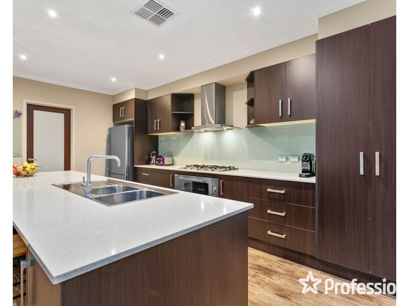 27 Kingston Way, Mooroolbark VIC 3138