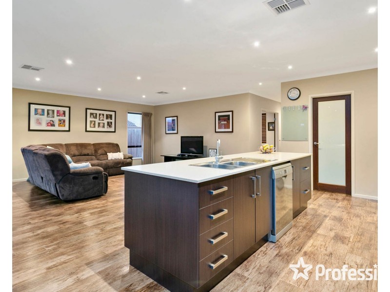 27 Kingston Way, Mooroolbark VIC 3138