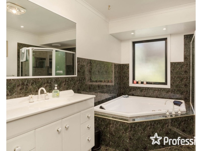 12 Crown Point, Chirnside Park VIC 3116