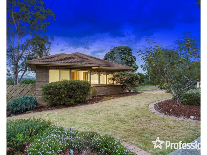 18 Corrong Crescent, Mooroolbark VIC 3138