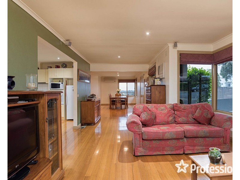 18 Corrong Crescent, Mooroolbark VIC 3138