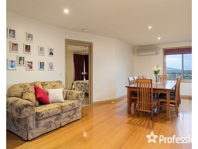 18 Corrong Crescent, Mooroolbark VIC 3138