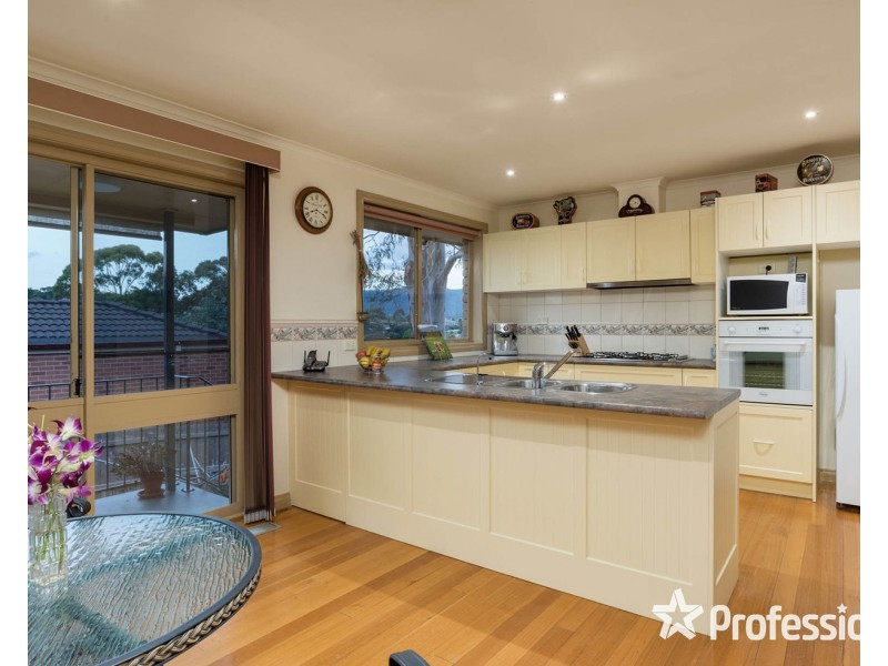 18 Corrong Crescent, Mooroolbark VIC 3138