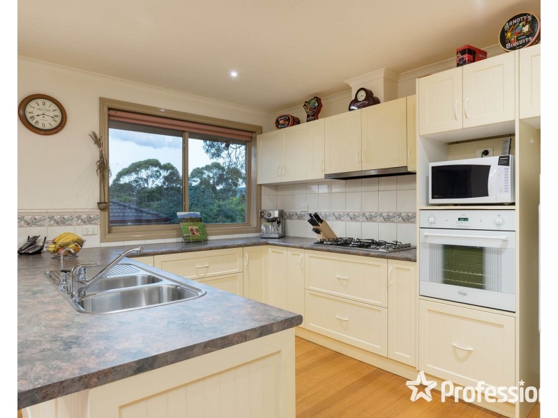18 Corrong Crescent, Mooroolbark VIC 3138