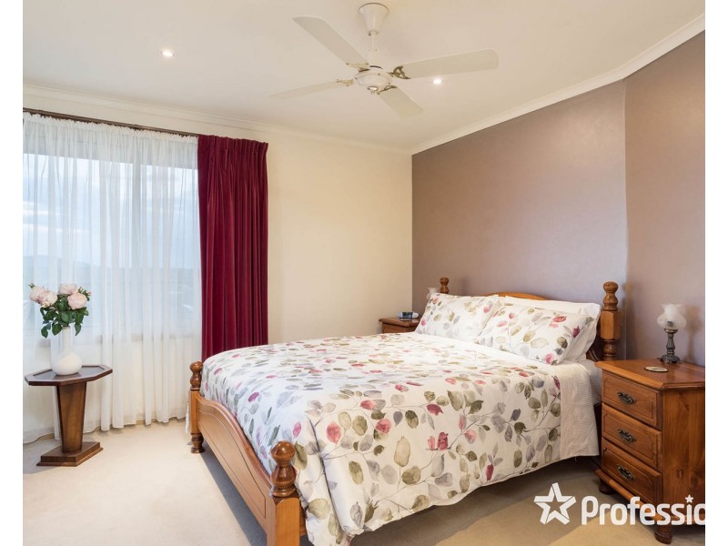 18 Corrong Crescent, Mooroolbark VIC 3138