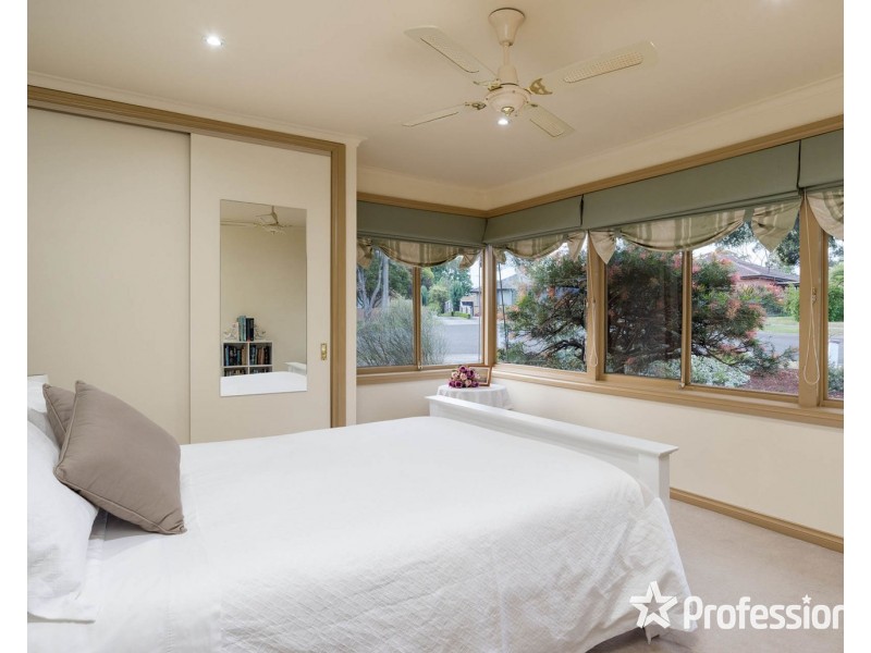 18 Corrong Crescent, Mooroolbark VIC 3138