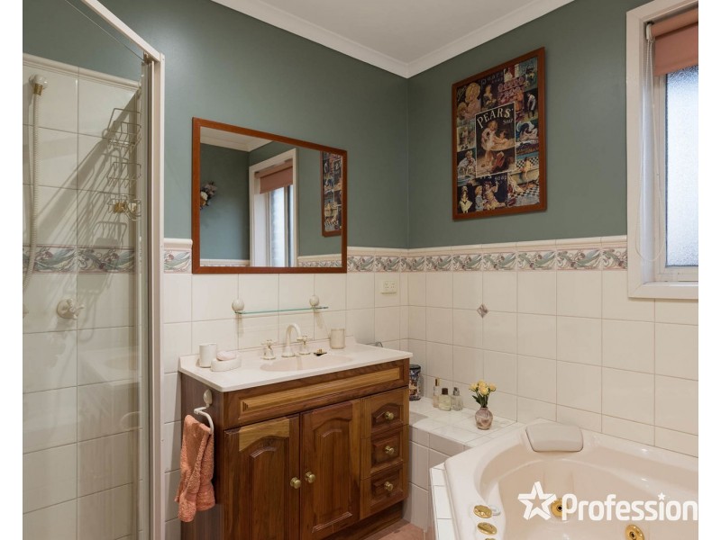 18 Corrong Crescent, Mooroolbark VIC 3138