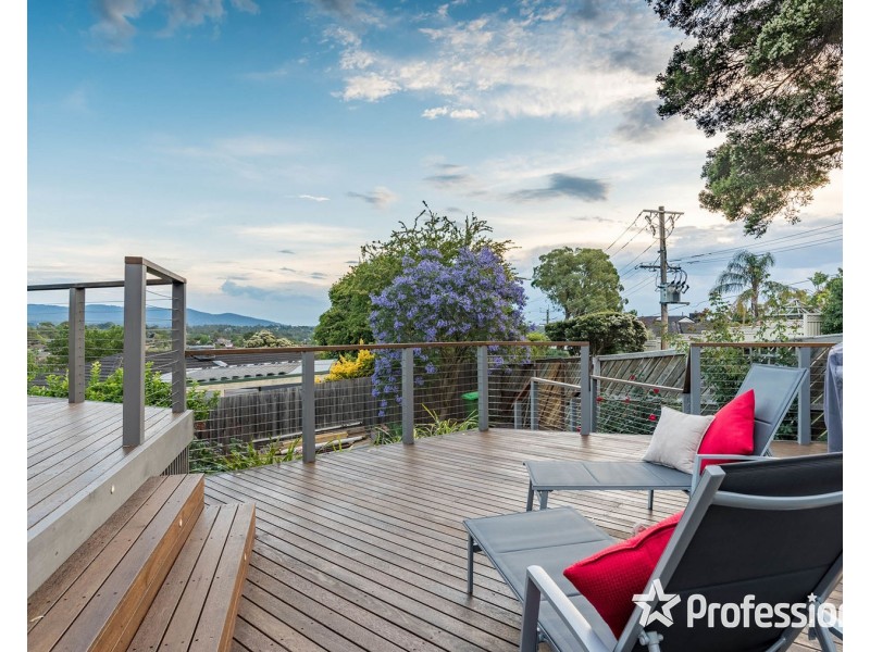 18 Corrong Crescent, Mooroolbark VIC 3138