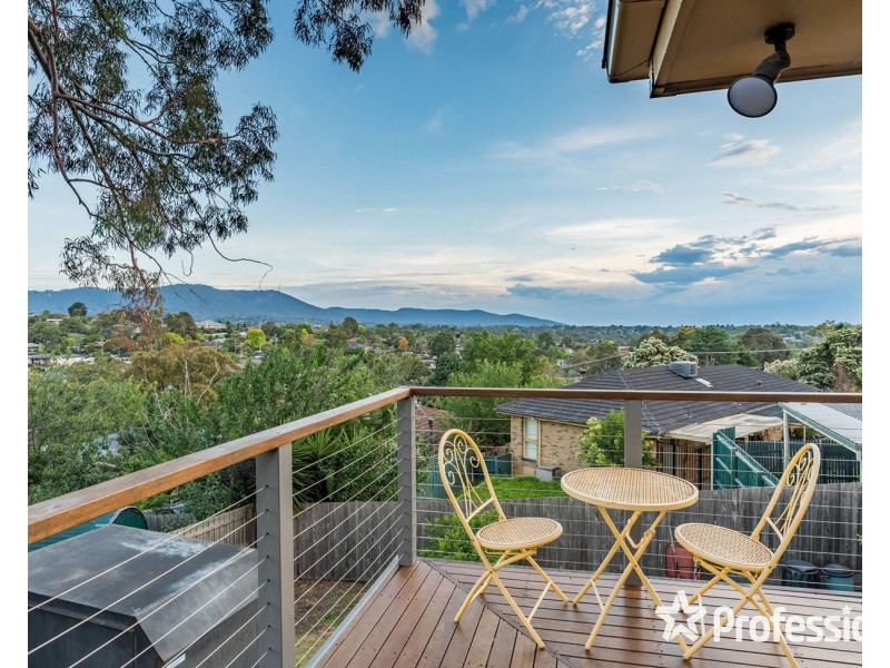 18 Corrong Crescent, Mooroolbark VIC 3138
