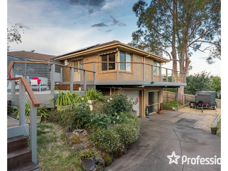 18 Corrong Crescent, Mooroolbark VIC 3138