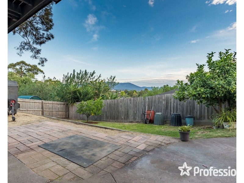 18 Corrong Crescent, Mooroolbark VIC 3138