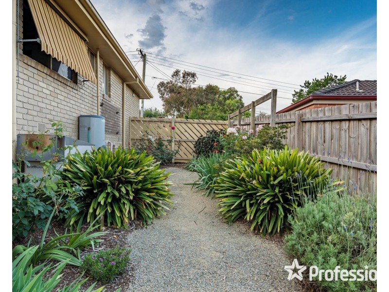 18 Corrong Crescent, Mooroolbark VIC 3138