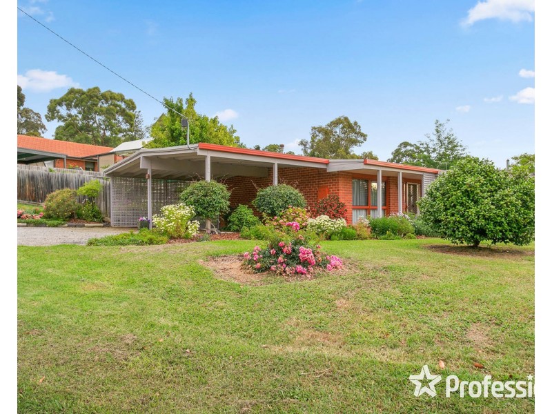12 Wyuna Walk, Mooroolbark VIC 3138