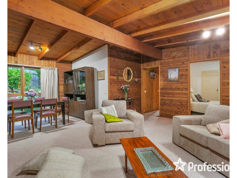 12 Wyuna Walk, Mooroolbark VIC 3138