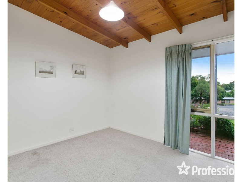 12 Wyuna Walk, Mooroolbark VIC 3138