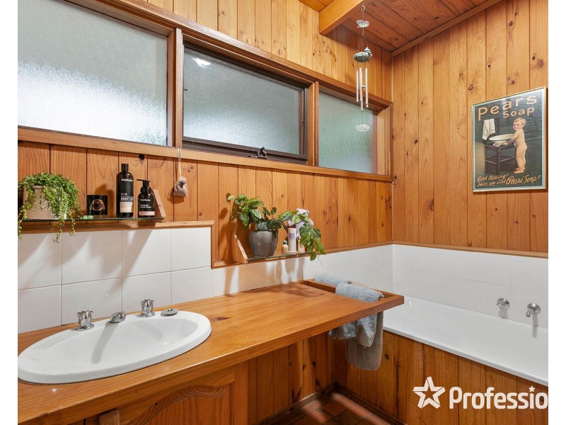 12 Wyuna Walk, Mooroolbark VIC 3138