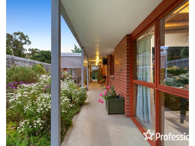 12 Wyuna Walk, Mooroolbark VIC 3138