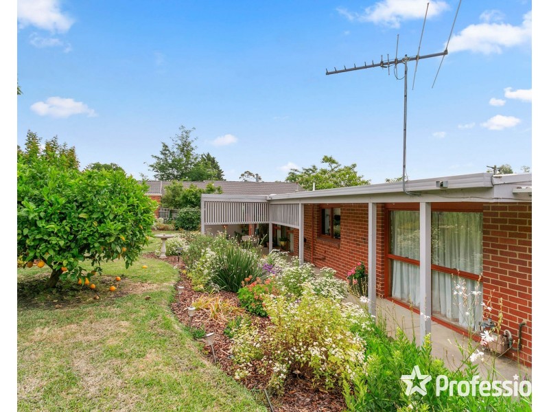 12 Wyuna Walk, Mooroolbark VIC 3138